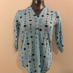 Small arrow design shirt